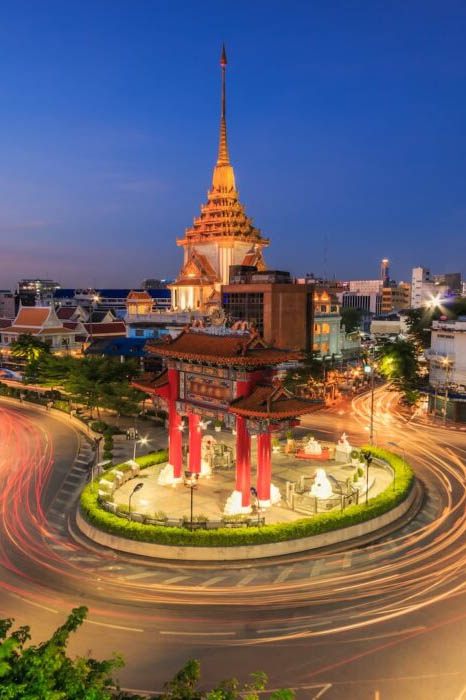 Yaowarat roundabout evening street food scene with vendors and crowds
